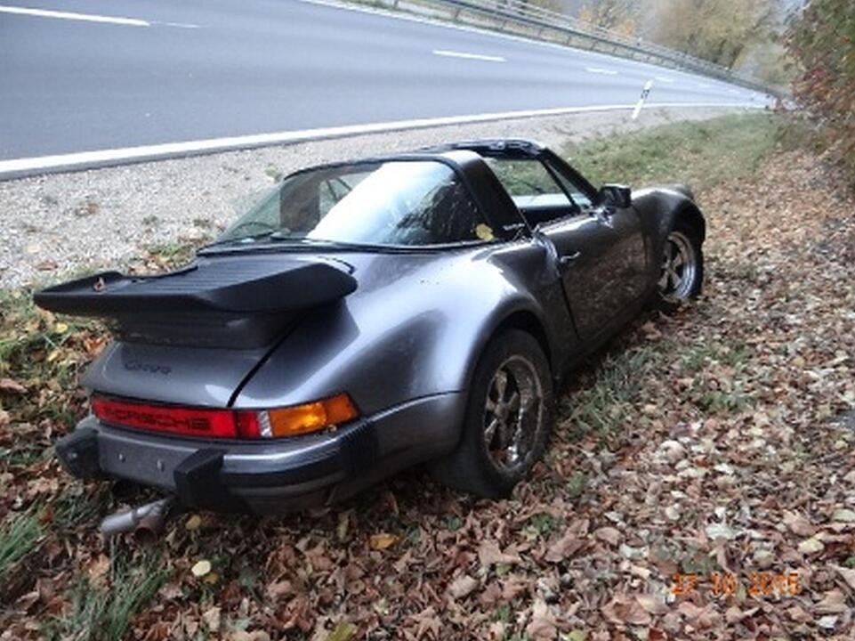 Porsche landet in Graben - Fahrer flieht