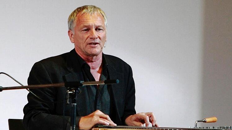 Josef Brustmann an der ZitherFoto: Jochen Berger