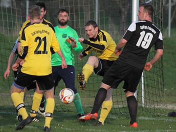 SpVgg Effeltrich - SpVgg Erlangen: Auch Trainer Jochen Brechelmacher (2. v. r.) lief auf, um dem Bezirksligisten aus Mittelfranken Paroli zu bieten. Hier klärte er vor Marco Müller. Foto: Uwe Kellner