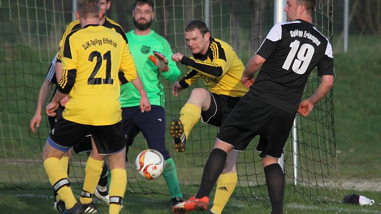 SpVgg Effeltrich - SpVgg Erlangen: Auch Trainer Jochen Brechelmacher (2. v. r.) lief auf, um dem Bezirksligisten aus Mittelfranken Paroli zu bieten. Hier klärte er vor Marco Müller. Foto: Uwe Kellner