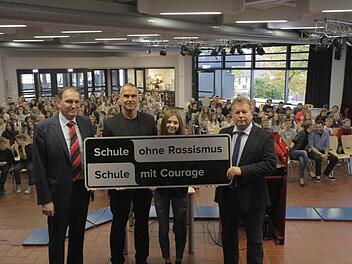 Franz Stopfer (r,) übergibt die Auszeichnung an (v. l.) Erhard Herrmann, Dirk Bauermann und Lisa Eger. Foto: Josef Hofbauer