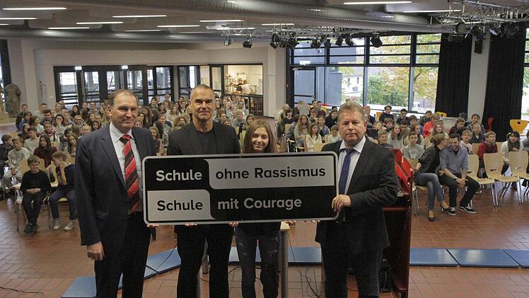 Franz Stopfer (r,) übergibt die Auszeichnung an (v. l.) Erhard Herrmann, Dirk Bauermann und Lisa Eger. Foto: Josef Hofbauer