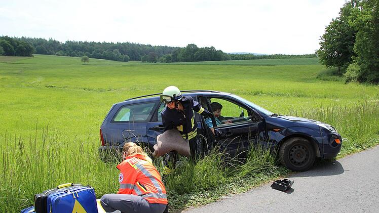 Bevor die Feuerwehr angreifen darf, wird das Vorgehen besprochen.