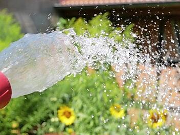 Noch ist in Münnerstadt das Wasser nicht knapp, die Bürger sollen trotzdem sparsam mit dem Wasser sein. Foto: Heike Beudert