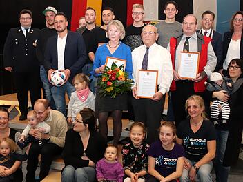 Die Geehrten posieren gemeinsam mit den Eltern der "Neubürger" und Funktionären von BRK und Feuerwehr. Fotos: Johanna Blum