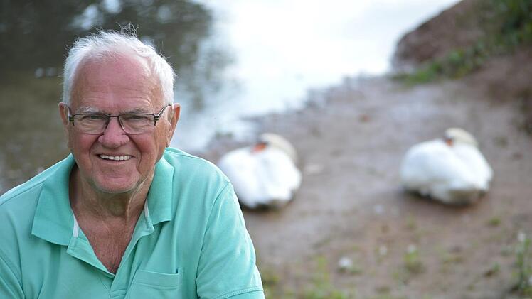 Siegfried Wolf schaut nach den beiden Schwänen, die sich gerade am Gradierbau aufhalten.  Foto: Isolde Krapf