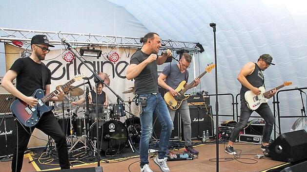 Seit diesem Jahr d&uuml;rfen vier regionale Bands die Festung rocken. Die Kulmbacher Band "Perlaine" war die erste Gruppe, die von der Neuregelung profitierte. Wer in die Fu&szlig;stapfen der Bierstadt-Combo treten will, bewirbt sich jetzt f&uuml;r den Vorentscheid.  Foto: Stephan St&ouml;ckel