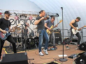 Seit diesem Jahr dürfen vier regionale Bands die Festung rocken. Die Kulmbacher Band "Perlaine" war die erste Gruppe, die von der Neuregelung profitierte. Wer in die Fußstapfen der Bierstadt-Combo treten will, bewirbt sich jetzt für den Vorentscheid.  Foto: Stephan Stöckel