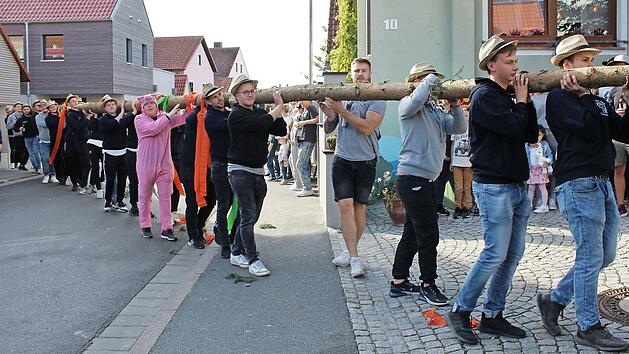 Fast geschafft, der Baum wird in die Hofeinfahrt getragen.