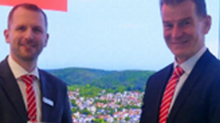 Nicholas Fehse (links) mit dem Vorstandsmitglied Michael Rendl.