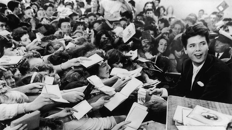 Ein Teenie-Idol: Der damals 18-jährige Cliff Richard wird von Fans bestürmt.
