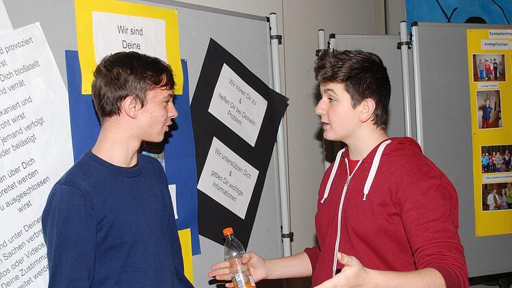 Diskussion zwischen Sascha Seifert und Andrea Valitta (von links). Sie stellten fest: Es war eine runde Sache. Foto: Karl Klippel