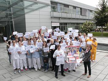 Vor dem Forchheimer Klinikum protestieren Mitarbeiter mit Nummern von 141 265 bis 141 369. Foto: Josef Hofbauer