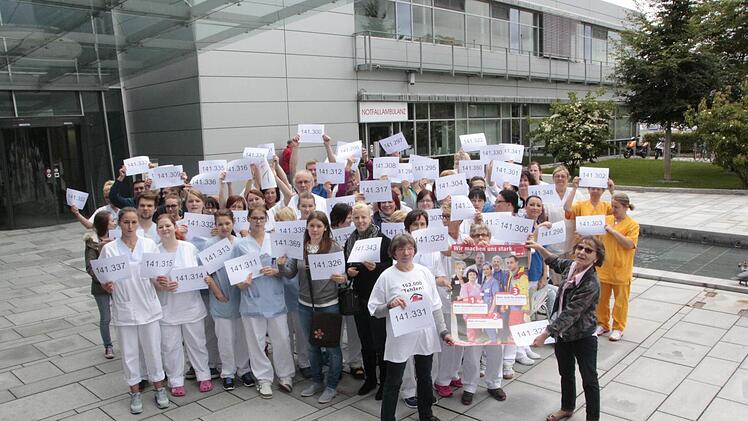 Vor dem Forchheimer Klinikum protestieren Mitarbeiter mit Nummern von 141 265 bis 141 369. Foto: Josef Hofbauer