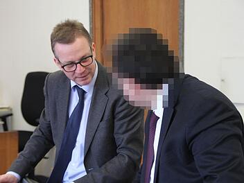 Der Angeklagte und sein Rechtsanwalt Ulrich Spieß aus Schweinfurt vor dem Gericht in Hof. Foto: Jürgen Gärtner