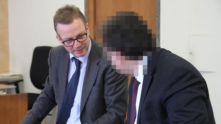 Der Angeklagte und sein Rechtsanwalt Ulrich Spieß aus Schweinfurt vor dem Gericht in Hof. Foto: Jürgen Gärtner