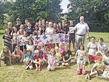 Bürgermeister Helmut Dietz (hinten rechts) war zum Abschluss des Ferienprogramms gekommen, wo er Martin Mölter und seinen Helfern dankte. Foto: Helmut Will