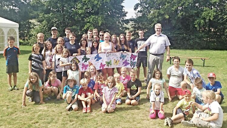 Bürgermeister Helmut Dietz (hinten rechts) war zum Abschluss des Ferienprogramms gekommen, wo er Martin Mölter und seinen Helfern dankte. Foto: Helmut Will