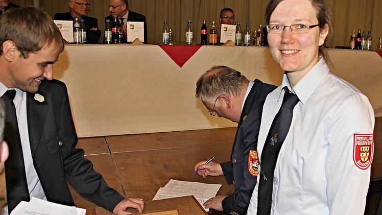 Die einzige Feuerwehrkommandantin im Landkreis Haßberge, Simone Halbig aus Bundorf, gibt ihre Stimme zur Wahl des Kreisbrandrates ab.