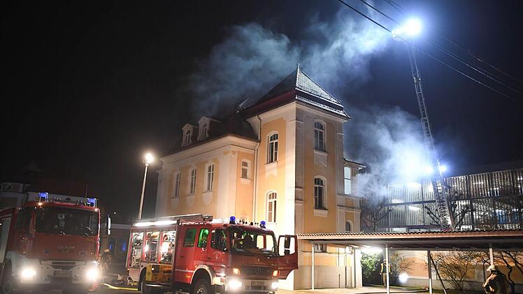 Feuerwehreinsatz am Schlachthof in Bamberg: Auf dem Gelände ist in einem Verwaltungsgebäude des Veterinäramtes am späten Sonntagabend ein Brand ausgebrochen. Foto: Ronald Rinklef