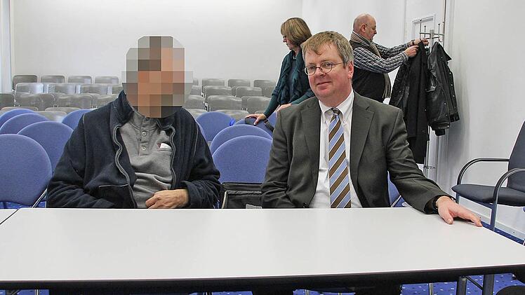 Vor Gericht: Werner F. (links) hat vier Mitbewohner geschlagen und ging auf eines seiner Opfer sogar mit einem Küchenmesser los.  Foto: Peter Groscurth