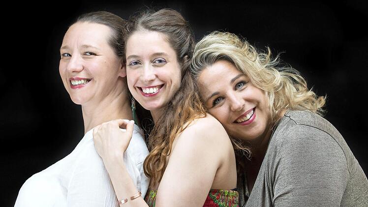 Die Pianistin Beate Roux und die beiden Schauspielerinnen Eva Steines und Nadine Panjas Foto: PR