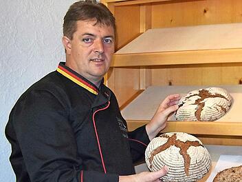 Klaus Deinzer und die frisch gebackenen "Neifertaler" Foto: Petra Malbrich