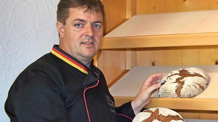 Klaus Deinzer und die frisch gebackenen "Neifertaler" Foto: Petra Malbrich