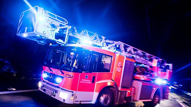Eine schwarze Rauchs&auml;ule hat am Mittwoch in Bamberg die Feuerwehr auf den Plan gerufen. Symbolfoto: Marcel Kusch/dpa