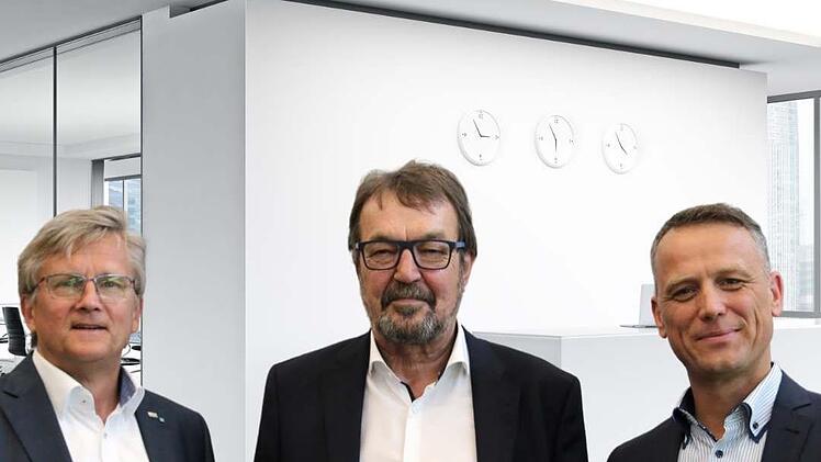Auf dem Bild von links nach rechts: Dipl.-Ing. Andreas Wokittel (Leiter Geschäftsbereich Building Technology & Automation der SPIE Deutschland & Zentraleuropa GmbH), Gerd-Dietmar Kohlrusch (Geschäftsführender Gesellschafter der Wiegel Gebäudetechnik GmbH), Marcus Raabe (Geschäftsführer der Wiegel Gebäudetechnik GmbH)