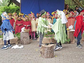 Mit Stolz und jeder Menge Freude f&uuml;hrten die Kinder ihr Vogelhochzeit-Musical auf.