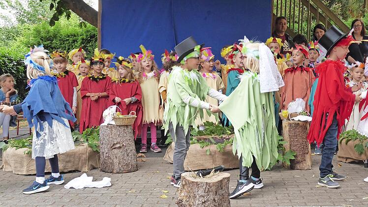 Mit Stolz und jeder Menge Freude f&uuml;hrten die Kinder ihr Vogelhochzeit-Musical auf.