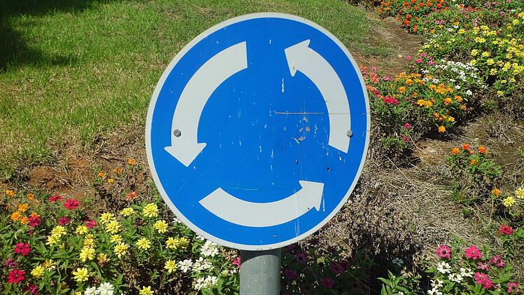 Herpersdorf: Falschherum in Kreisel - Senior bei Crash schwer verletzt