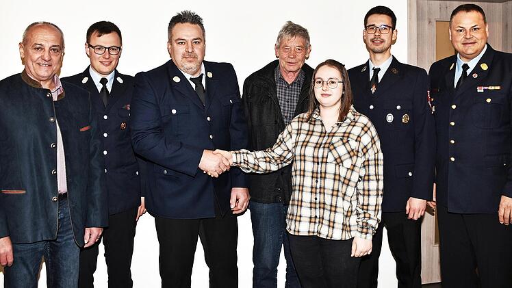 Während Rudolf Manzer (Vierter v. l.) Glückwünsche für die Ernennung zum Ehrenmitglied der Feuerwehr Woffendorf galten, wurde Natalie Dirscherl vom Kommandanten Frank Manzer per Handschlag für den aktiven Feuerwehrdienst verpflichtet. Dabei waren ...