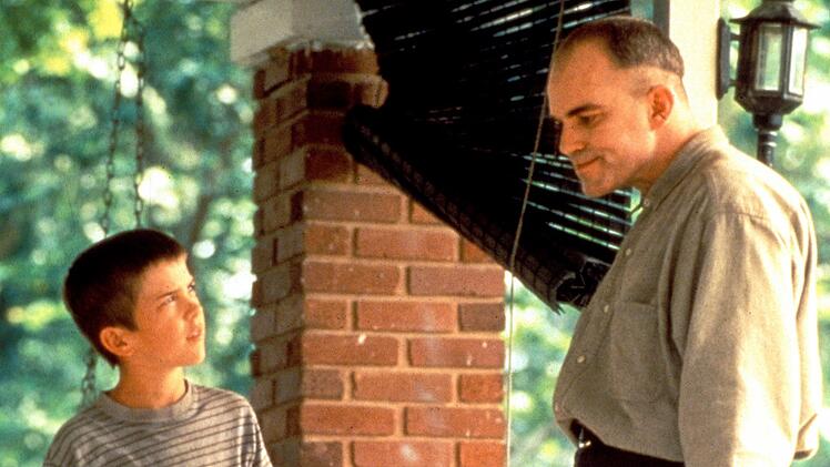 "Sling Blade - Auf Messers Schneide" basiert auf einem Theaterstück von Billy Bob Thorntons, das zwei Jahre vor dem Spielfilm zu einem Kurzfilm adaptiert wurde. In allen drei Fassungen spielte Thornton die Hauptrolle.