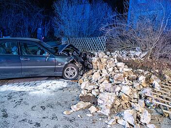 Gegen Mauer geprallt - 21-j&auml;hriger nach Unfall schwerverletzt