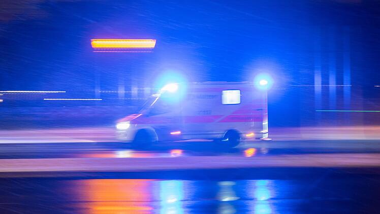 Schwerer Unfall bei Ebersdorf: Autofahrer lebensgef&auml;hrlich verletzt