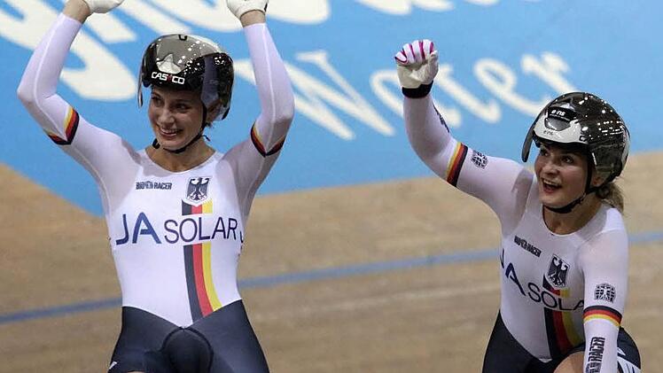 Miriam Welte (links) und Kristina Vogel aus dem Nationalteam von Trainer André Korff holten im Februar bei der Bahnrad-WM in Minsk im Teamsprint die Goldmedaille. Foto: Anatoly Maltsev/dpa