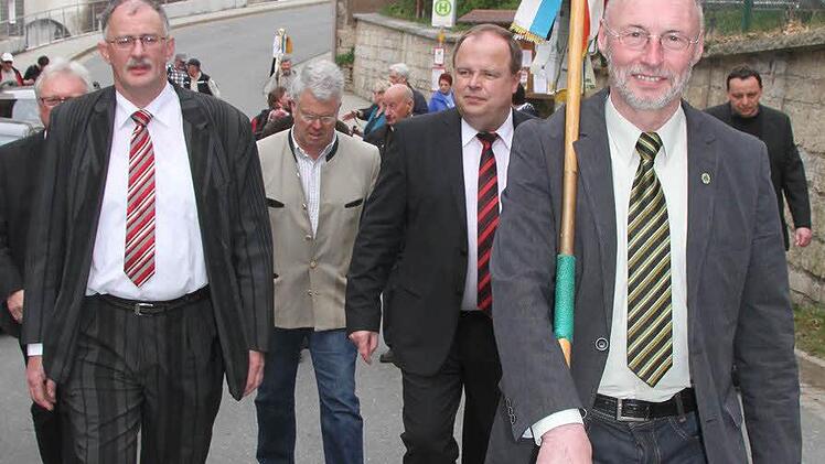 Nach der offiziellen Fahnenübergabe trägt Hauptwanderwart Karl Schoger vom Frankenwaldverein die Fahne von der Grafengehaiger Kirche bis zur Frankenwaldhalle