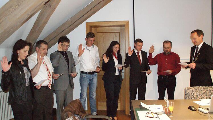 Sieben neue Eltmanner Stadträte legten vor Bürgermeister Michael Ziegler (rechts) den Amtseid ab. Von links: Isabella Friedrich, Thomas Pflaum, Jens Witthüser, Thomas Bauerschmitt, Julia Müller, Joachim Stark und Herbert Nölscher. Fotos: Sabine Weinbeer/Archiv