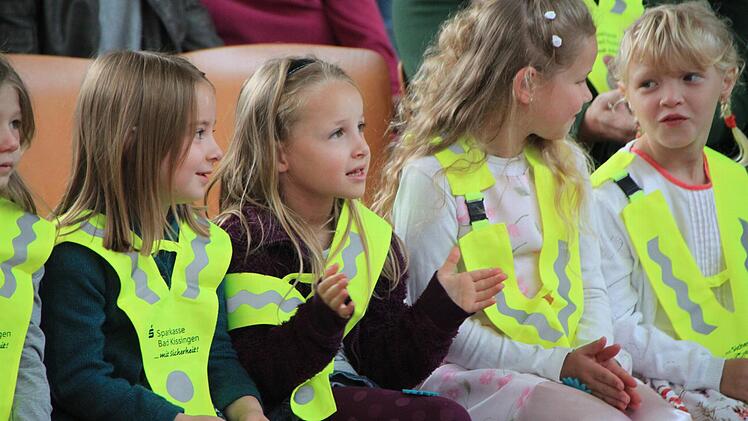 Übergabe der Sicherheitsdreiecke zum Schulanfang 2014 in Münnerstadt. Fotos: Paul Ziegler/Heike Beudert
