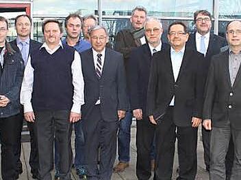 Diese Mitarbeiter wurden für 40 Jahre Betriebszugehörigkeit geehrt. Mit im Bild die Ehrengäste und die Geschäftsführer Oliver Wiegand und Nikolaus Wiegand.  Foto: Veronika Schadeck