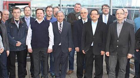 Diese Mitarbeiter wurden für 40 Jahre Betriebszugehörigkeit geehrt. Mit im Bild die Ehrengäste und die Geschäftsführer Oliver Wiegand und Nikolaus Wiegand.  Foto: Veronika Schadeck