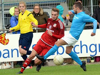 Fabian Straub (rotes Trikot) &uuml;bernimmt die Kapit&auml;nsbinde von Marco Nagel. Foto: Archiv