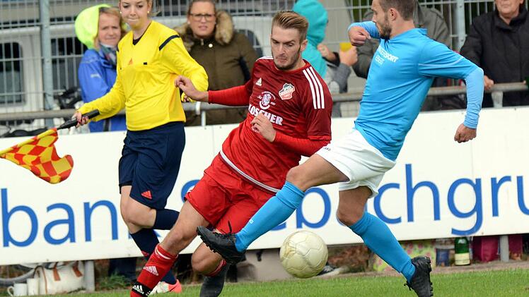 Fabian Straub (rotes Trikot) &uuml;bernimmt die Kapit&auml;nsbinde von Marco Nagel. Foto: Archiv