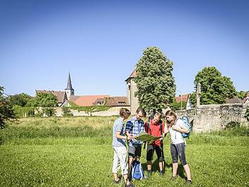 Auf dem Rundweg um Seßlach warten Wanderspaß und Naturvergnügen auf die ganze Familie. Foto: Rainer Brabec
