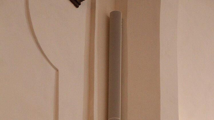 Lautsprecher und Liedanzeige verschmelzen beinahe mit der Wand.