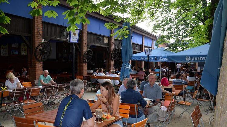 Den Gästen schmeckt es einfach im Fässlakeller-Biergarten.