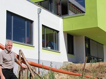 Symbolisch passend zur Schulreform: Die Erneuerung des Schulhauses des Höchstadter Gymnasiums ist zwar noch nicht abgeschlossen, aber schon deutlich zu sehen. Foto: Karina Brock