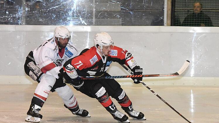Bad Kissingens Anton Zimmer stellt geschickt seinen Körper zwischen Puck und den Haßfurter Marco Hildenbrand.Hopf
